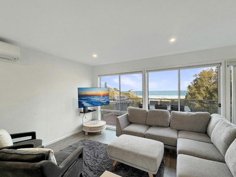 Oceanfront 4-Bed Haven With BBQ & Alfresco Dining - Cruises Travel 2