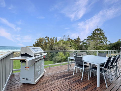 Oceanfront 4-Bed Haven With BBQ & Alfresco Dining - Cruises Travel 0