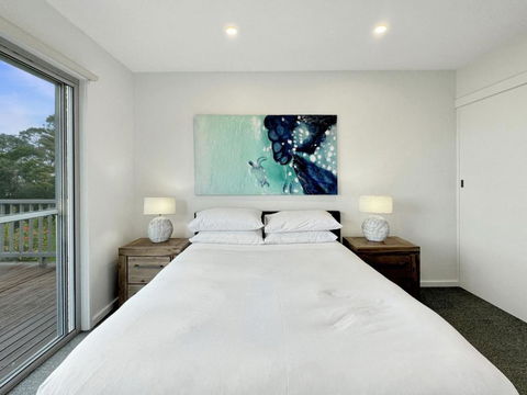 Oceanfront 4-Bed Haven With BBQ & Alfresco Dining - Cruises Travel 1