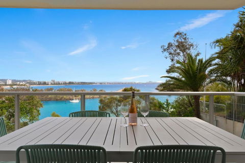 Oceanfront Apartment On Top Of Point Cartwright - Tourism Guide 1