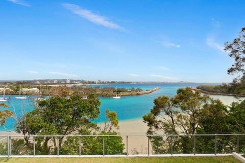Oceanfront Apartment On Top Of Point Cartwright - Tourism Guide 3