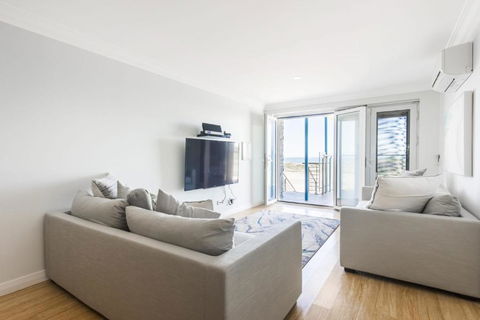 Oceans Waves - Luxury Apartment With Ocean Views - Travel Search 3