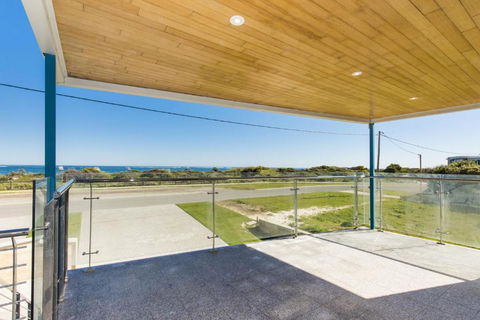 Oceans Waves - Luxury Apartment With Ocean Views - Travel Search 2