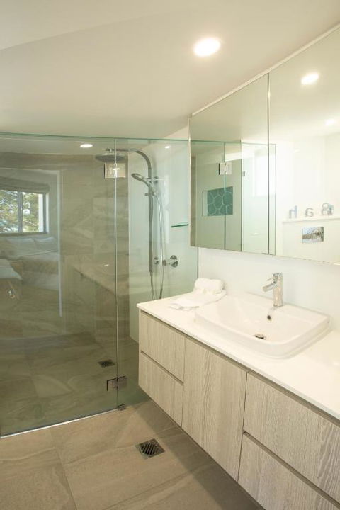 Oceanside Resort - Absolute Beachfront Apartments - Tourism Guide 3
