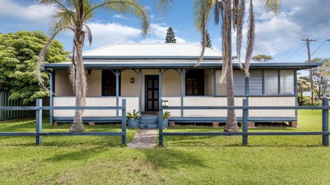 Old Bar Cottage - Tourism Guide 0