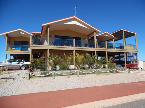 On The Deck @ Shark Bay - Travel Search 3