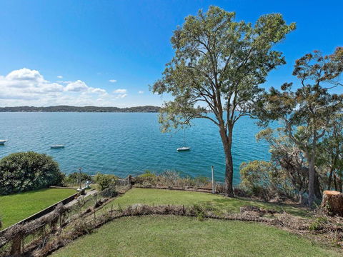 On The Lake At Fishing Point - Travel Agents 0