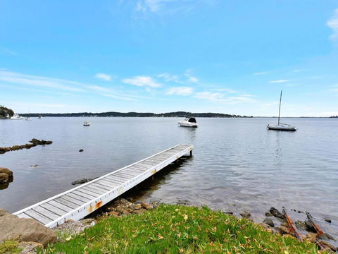 On The Lake At Fishing Point - Travel Agents 1