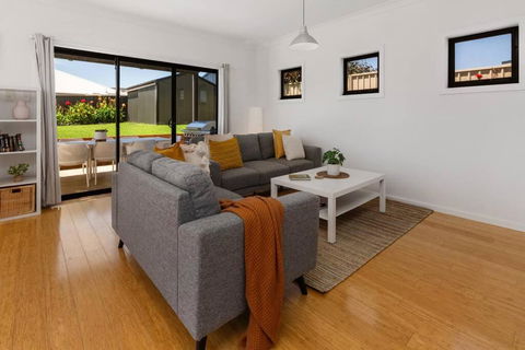 Oriana Grande- 5 Bdrm Sleeps 14 Beach View Wifi - Travel Agents 1