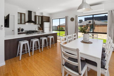 Oriana Grande- 5 Bdrm Sleeps 14 Beach View Wifi - Travel Agents 3