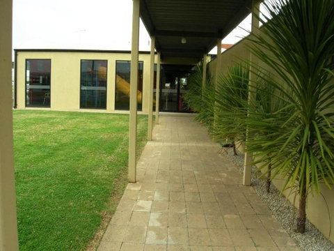 Overlander Hotel Motel - Tourism Guide 2