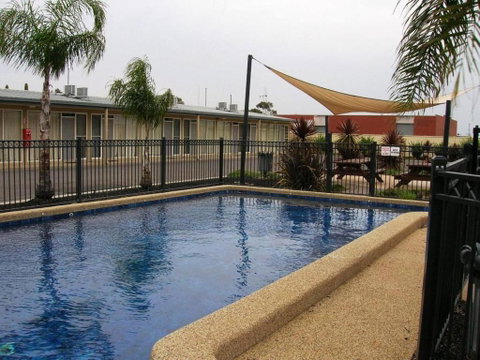 Overlander Hotel Motel - Tourism Guide 3