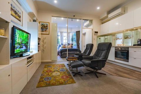 Oversized Potts Point Studio - Tourism Guide 0