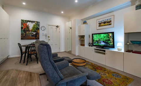 Oversized Potts Point Studio - Tourism Guide 3