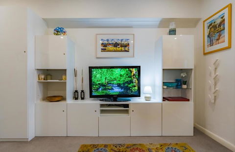 Oversized Potts Point Studio - Tourism Guide 1