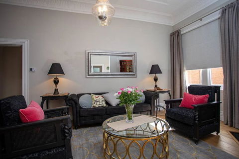 Oxbridge- Period Home In Central Goulburn - Tourism Guide 0