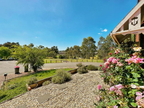Parkside House By GoodLive - Tourism Guide 0