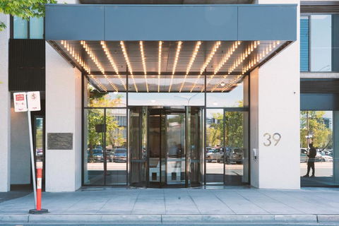 Patio Mt View 1BR Apt In CBD Near ANU And Museum With Free Parking And WiFi - Travel Search 0