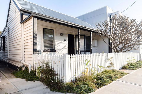 Pattys Cottage - Pet Friendly Home In Merewether - Tourism Guide 1