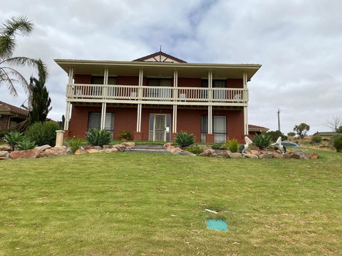 Pelican Retreat - Corporate / Tradie / Family - Travel Search 1