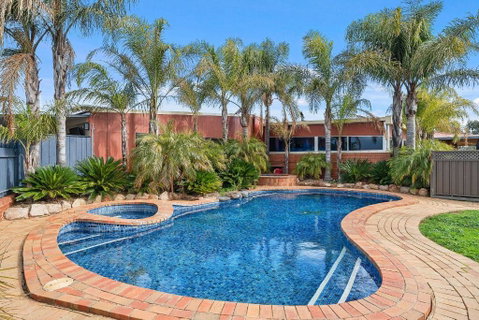 Peppermill Inn Motel - Tourism Guide 0