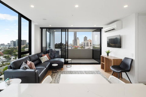 Perfect Haven In Spring Hill 2B1B And Parking - Travel Search 0