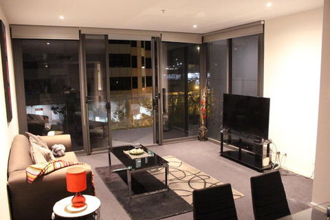 Perfectly Located Modern Apartment - Canberra CBD - Cruises Travel 1