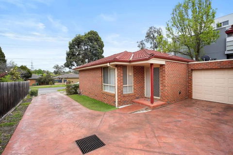 Perfectly Located Townhouse In Heart Of Ringwood - Travel Search 0