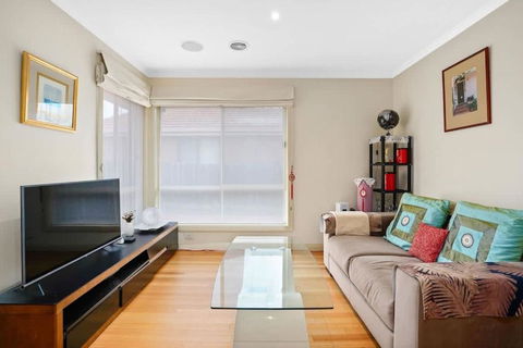 Perfectly Located Townhouse In Heart Of Ringwood - Travel Search 1