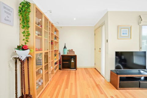 Perfectly Located Townhouse In Heart Of Ringwood - Travel Search 3