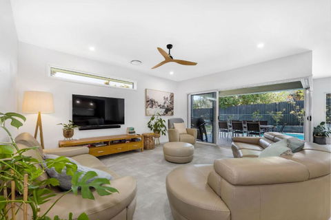 Pet Friendly Holiday Home With Pool On Alex - Cruises Travel 2