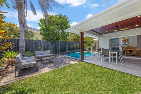 Pet Friendly Holiday Home With Pool On Alex - Cruises Travel 3