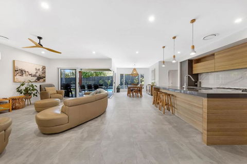 Pet Friendly Holiday Home With Pool On Alex - Cruises Travel 0