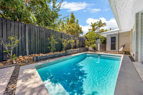 Pet Friendly Holiday Home With Pool On Alex - Cruises Travel 1