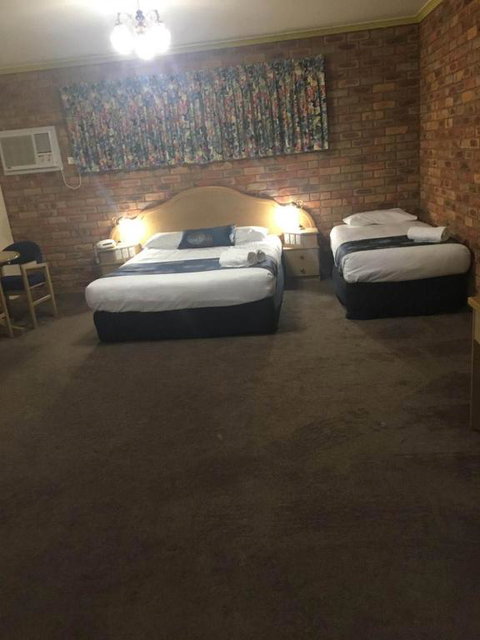 Pines Country Club Motor Inn - Tourism Guide 3