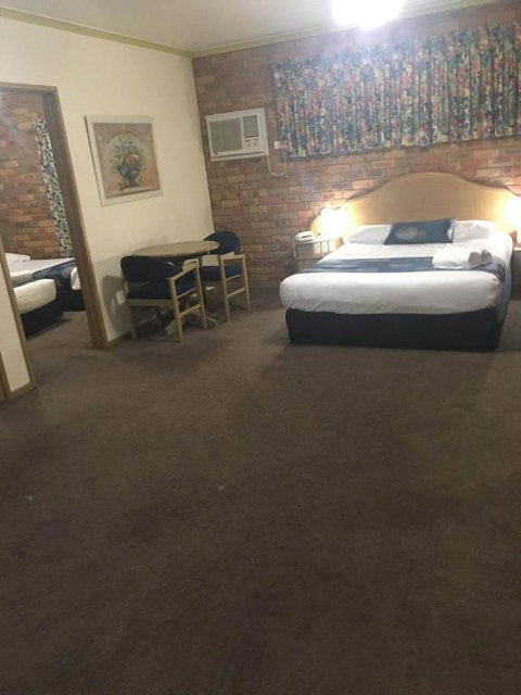 Pines Country Club Motor Inn - Tourism Guide 2