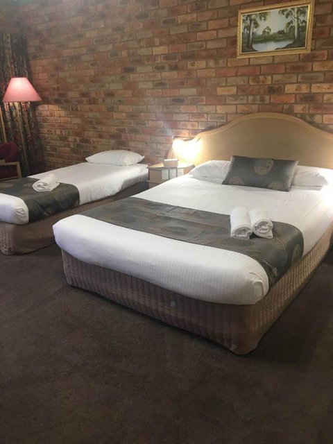 Pines Country Club Motor Inn - Tourism Guide 0