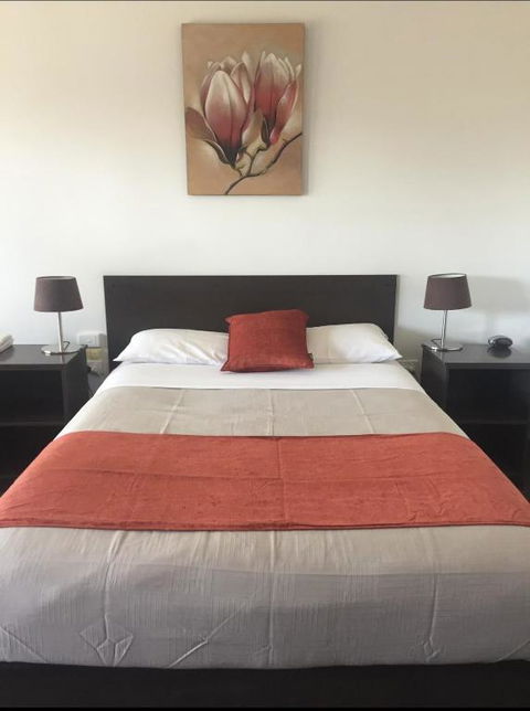 Ploughmans Motor Inn - Travel Agents 2