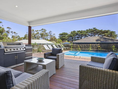 Pool And Spa - 300m Walk To Beach - Travel Search 1