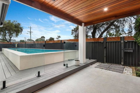 Pool House Hideaway - Tourism Guide 1