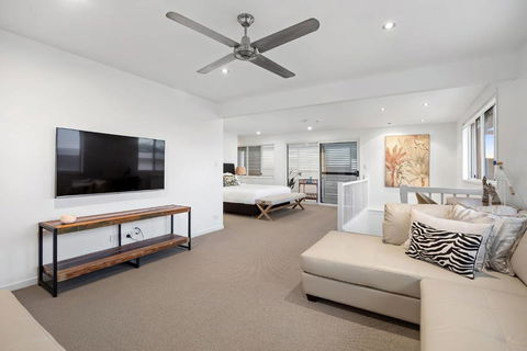 Pool Side Luxury Pet Friendly - Walk To The Beach - Cruises Travel 3
