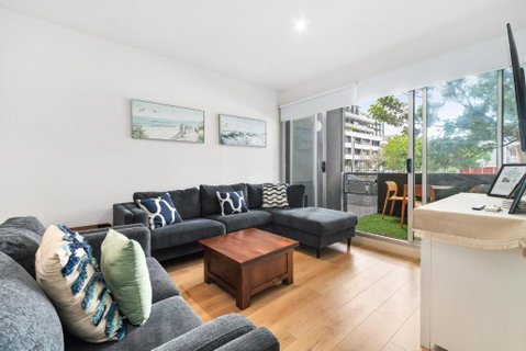 Port Melbourne Dog Beach Stays - Tourism Guide 0