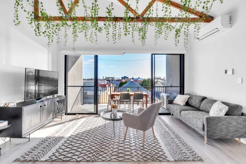 Portside Paradise - Steps Away From The Port - Travel Search 0