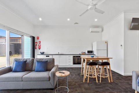 Port Lincoln Shark Apartment 5 - Travel Search 1