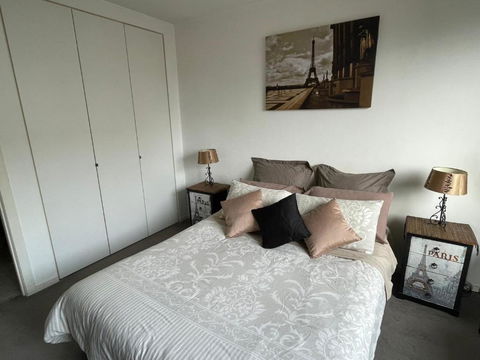 Radiance - Chic Fitzroy Street Apartment - Tourism Guide 1