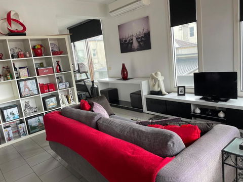 Radiance - Chic Fitzroy Street Apartment - Tourism Guide 0