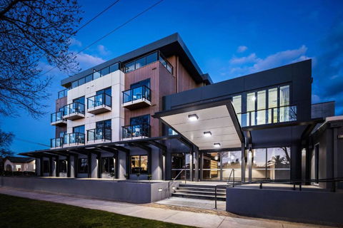 Quality Hotel Lakeside - Travel Agents 0