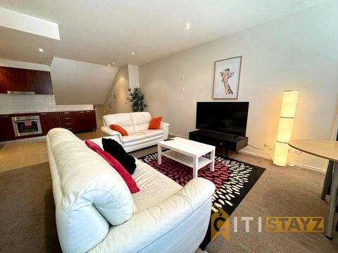 Pretty Penthouse - Close To ANU - Cruises Travel 0