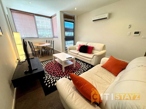 Pretty Penthouse - Close To ANU - Cruises Travel 1