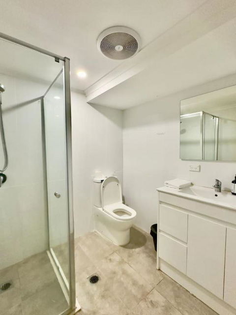 Prime 1BR Near Transport And Retail - Travel Search 3
